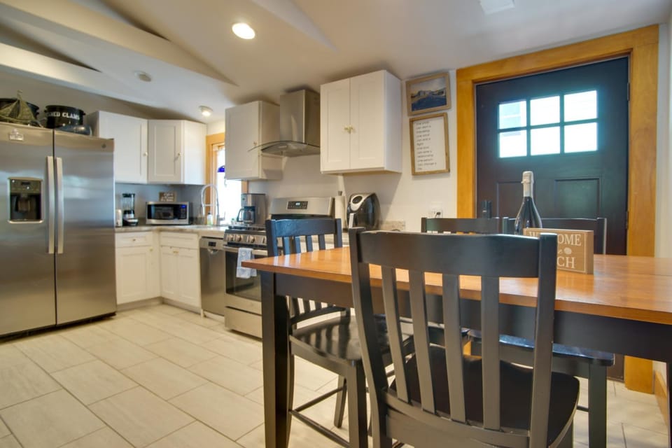 1 Mi to Ferry Terminal: Oak Bluffs Family Retreat! House in Tisbury