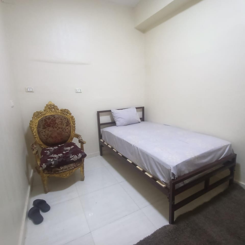 Bed, Living room, Photo of the whole room, Seating area, Bedroom
