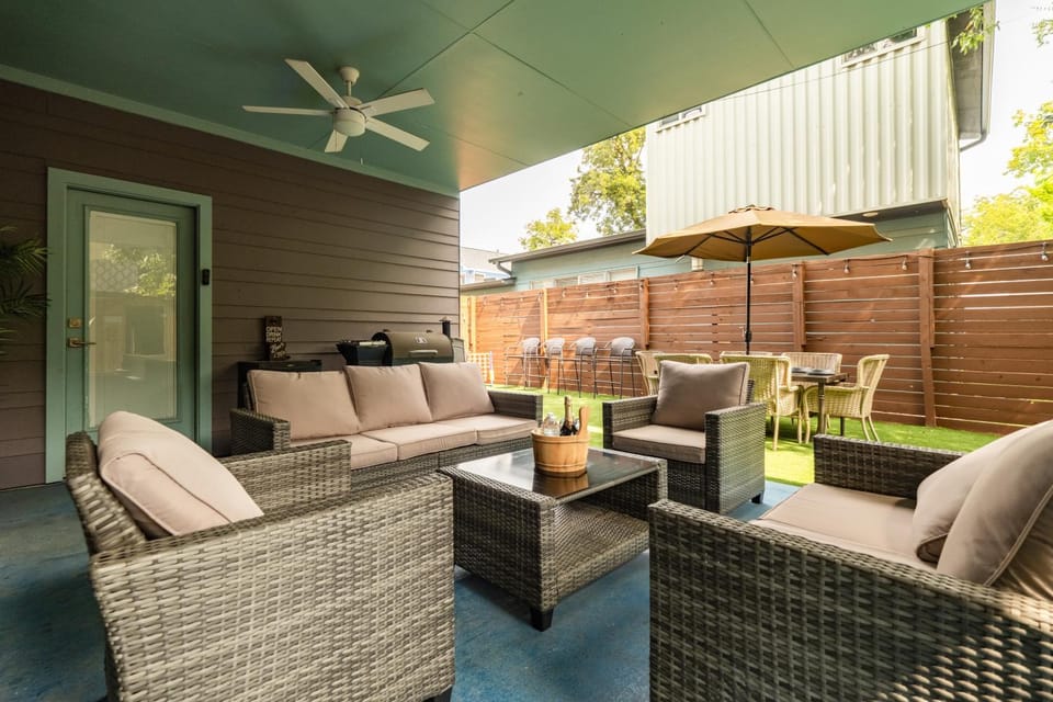 Patio, BBQ facilities, Hot Tub, Sauna, Sauna, View (from property/room), Balcony/Terrace, Seating area, Evening entertainment, Sunrise, Sunset, Inner courtyard view, furniture, sunbed
