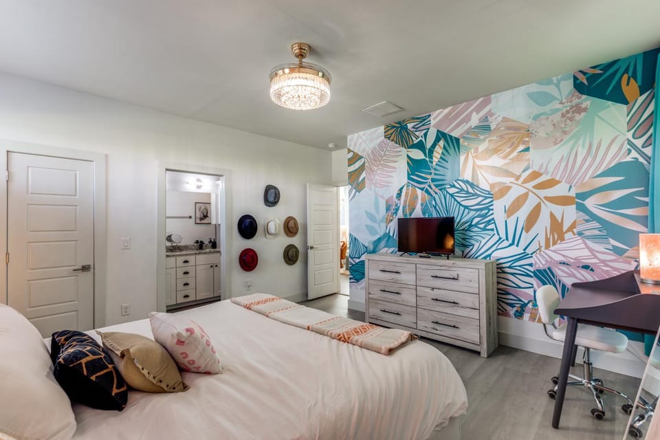 Shower, Toilet, Bed, Bathroom, TV and multimedia, Bedroom, flat iron, hair dryier, towels, air conditioner
