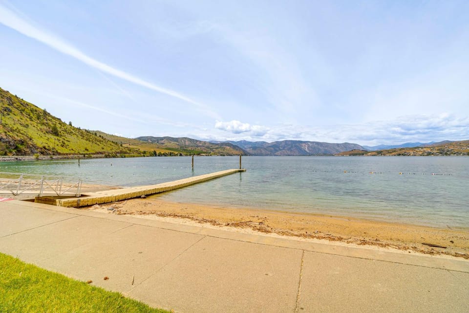 Steps to Lake Chelan: Condo w/ Resort Amenities! House in Chelan (In Town)