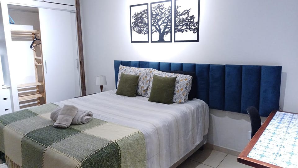 Bed, Photo of the whole room, towels