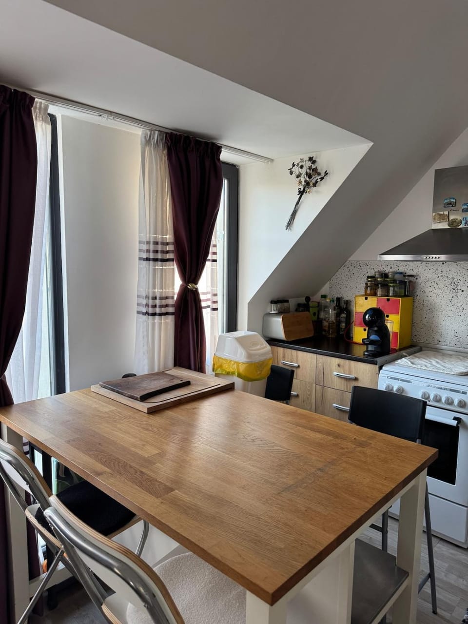 Kitchen or kitchenette, Dining area
