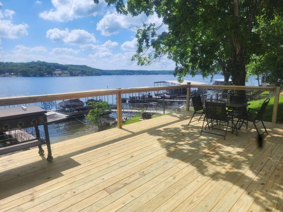 Newly remodeled waterfront home House in Lake of the Ozarks