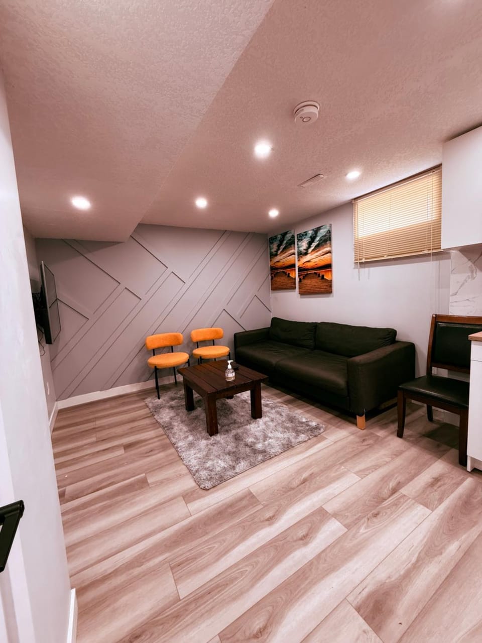 Spacious 2 bedroom with 2 queen beds and one sofa bed lower unit with separate entrance and parking space Near Downtown, Calgary Zoo, Costco and many more Bed and Breakfast in Calgary