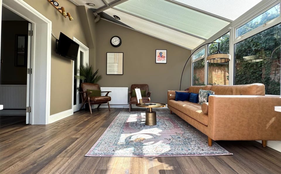 29 The Lodge Boutique Grand Victorian House Near Southampton Cruise Terminals, City Centre & The New Forest National Park - FREE PARKING - HIGH SPEED WIFI Vacation rental in Southampton