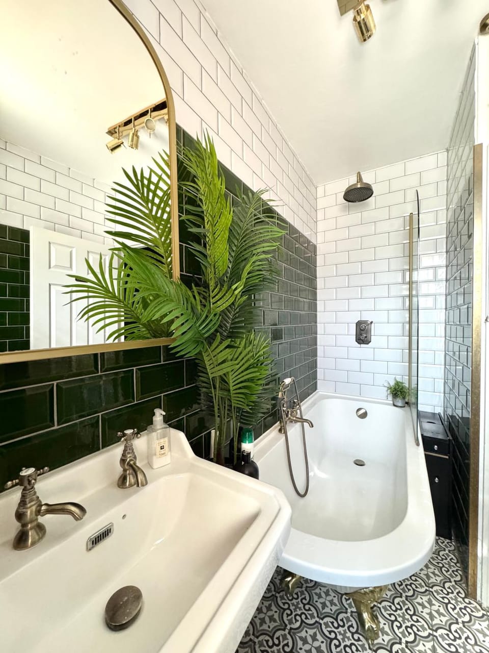 29 The Lodge Boutique Grand Victorian House Near Southampton Cruise Terminals, City Centre & The New Forest National Park - FREE PARKING - HIGH SPEED WIFI Vacation rental in Southampton