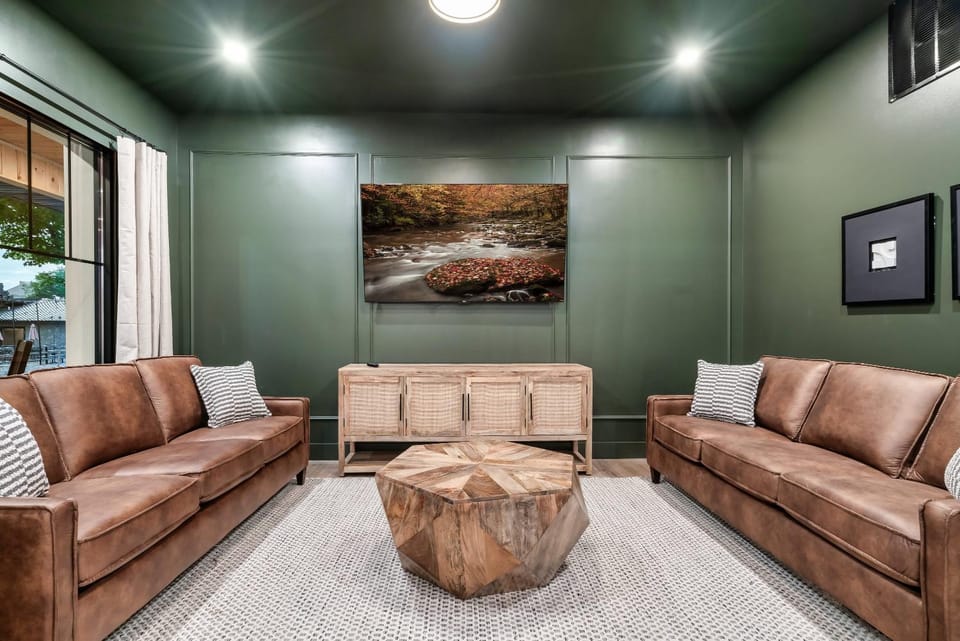 The Davis Luxury Retreat Villa 1-Block from Dolly House in Sevierville