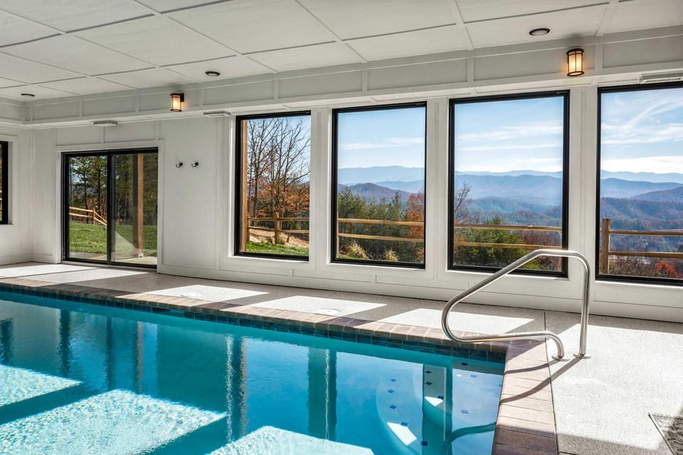 Ridgetop Cabin Retreat w Pool Hot tub & Theater Cabin in Sevier County