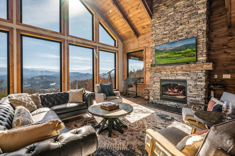 Ridgetop Cabin Retreat w Pool Hot tub & Theater Cabin in Sevier County