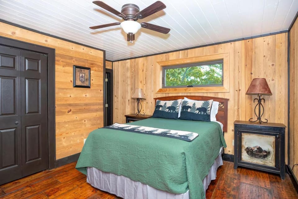 Cozy Cabin Retreat Hot Tub & Scenic Surroundings Cabin in Gatlinburg