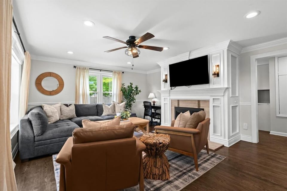 New! Private Lakefront Retreat 3BR 2BA Game Room House in Waterford Township