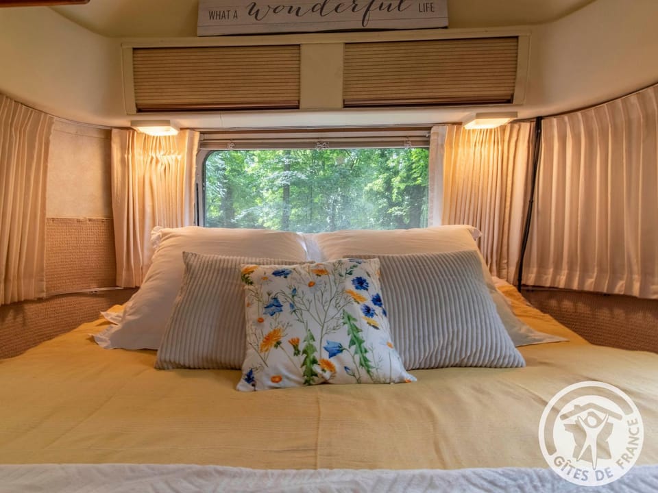 Escapade insolite dans une Airstream vintage en Anjou - FR-1-622-111 House in Gennes-Val-de-Loire