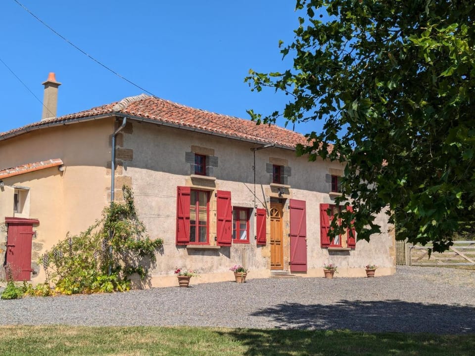 Maison authentique avec piscine et jardin privé à Abzac - FR-1-653-278 House in Nouvelle-Aquitaine