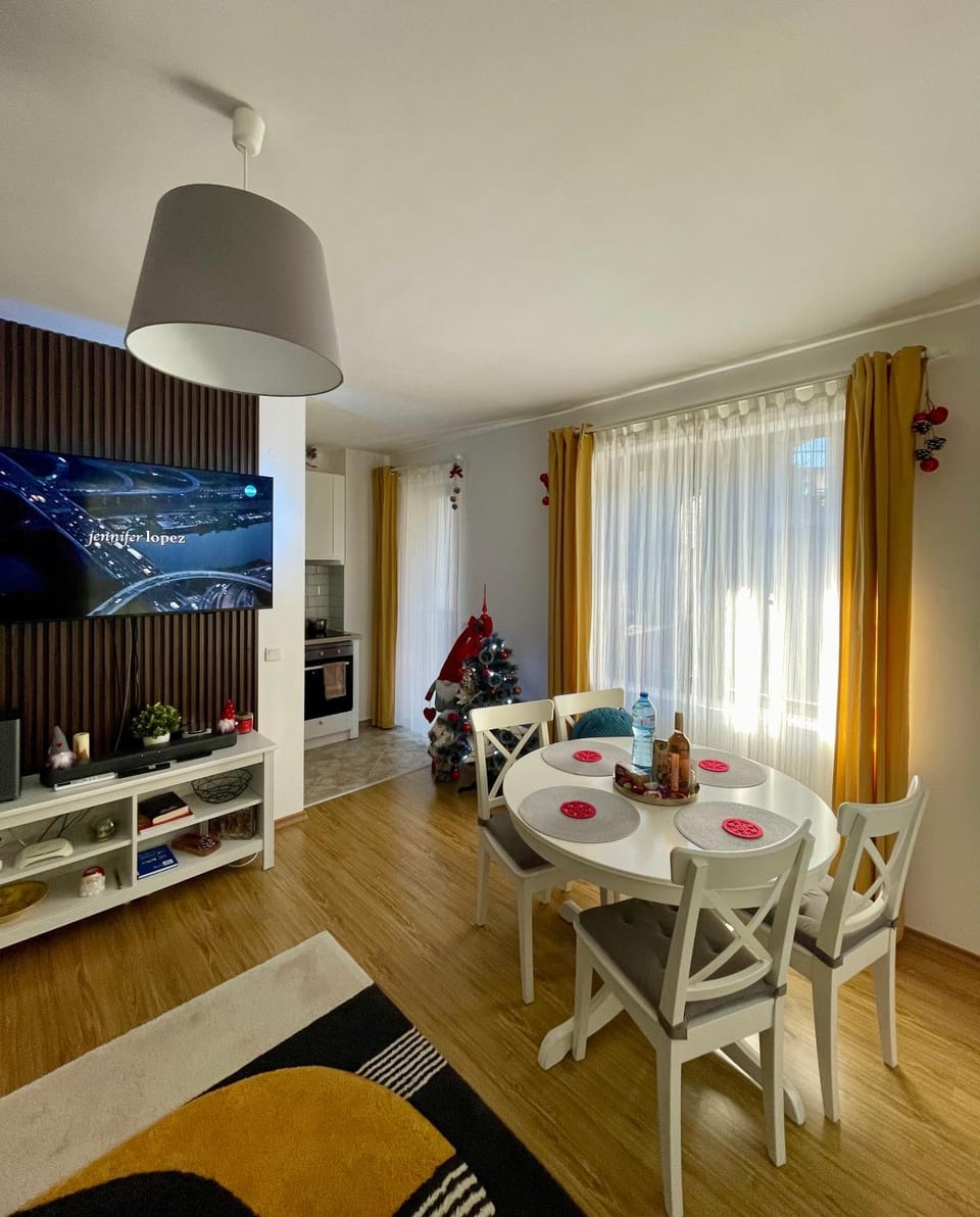 Communal lounge/ TV room, TV and multimedia, Kitchen or kitchenette, Living room, Dining area