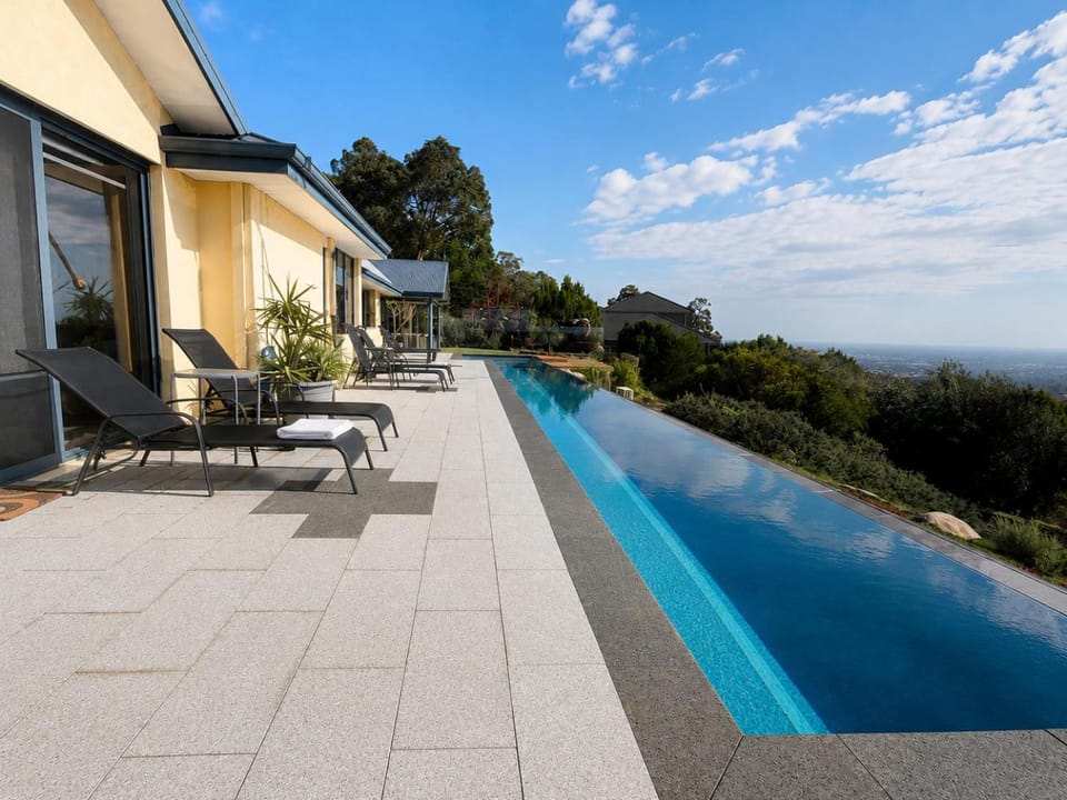 Day, Natural landscape, View (from property/room), Mountain view, Swimming pool, sunbed