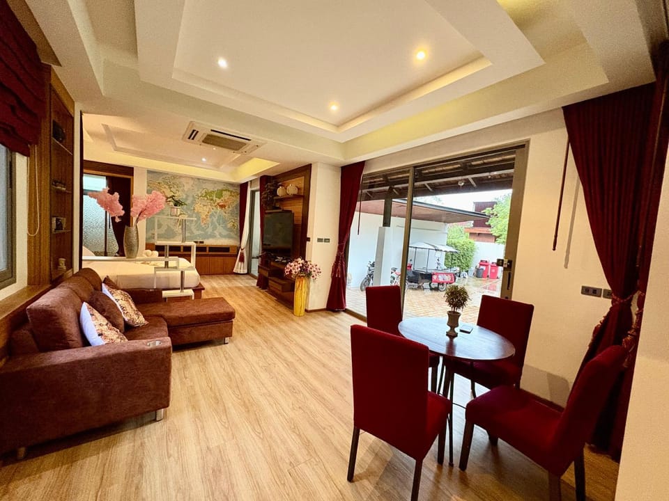 Bed, TV and multimedia, Living room, Photo of the whole room, Seating area, Dining area, Bedroom, air conditioner