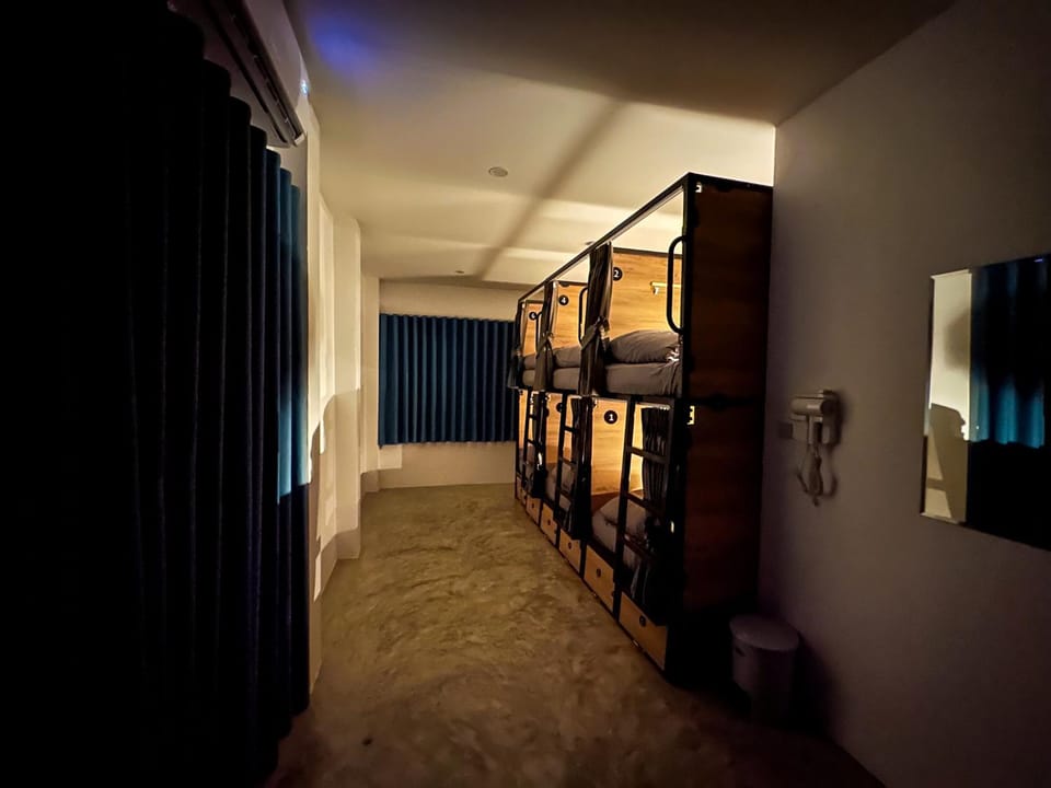 Bedroom, bunk bed