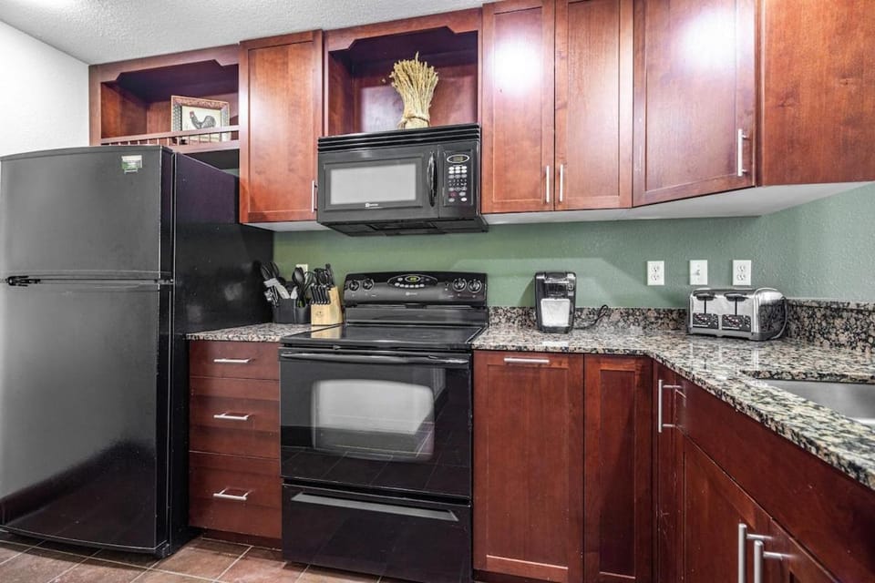 Cozy Retreat 2BR Condo with Jacuzzi & Indoor Pool House in Pigeon Forge