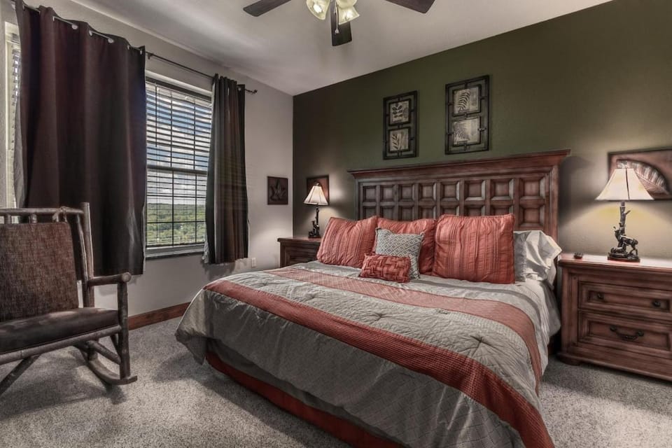 Cozy Retreat 2BR Condo with Jacuzzi & Indoor Pool House in Pigeon Forge
