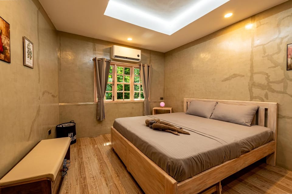 Bed, Photo of the whole room, Seating area, Bedroom