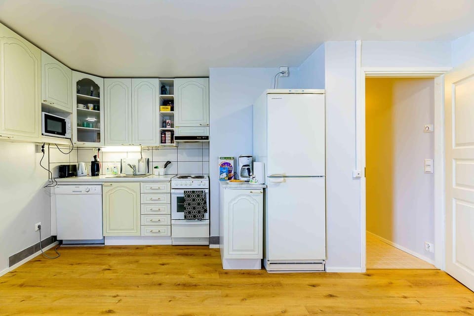 Coffee/tea facilities, dishwasher, microwave, oven, toaster, kitchen