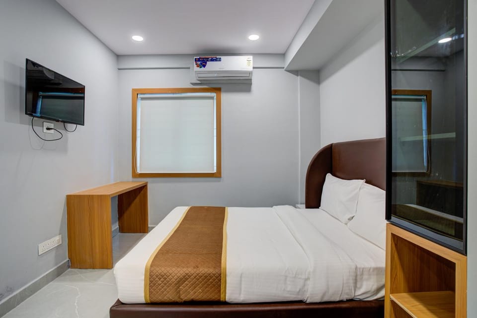 Bed, TV and multimedia, Photo of the whole room, Bedroom