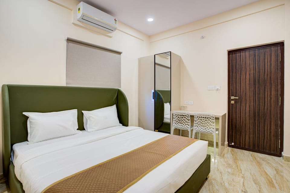 Bed, Photo of the whole room, Bedroom, air conditioner