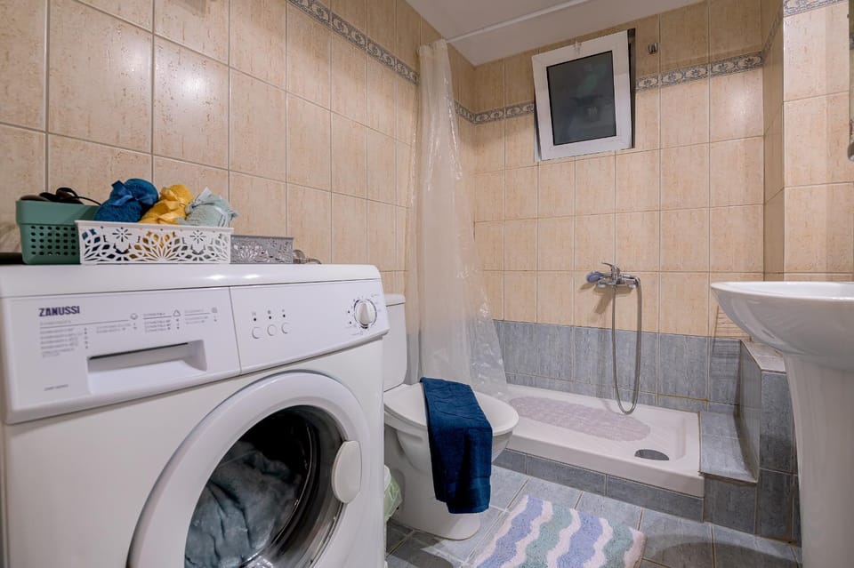Shower, Toilet, Bathroom, towels, washing machine