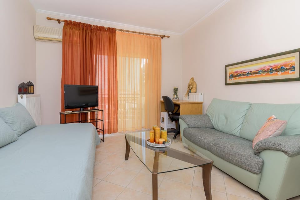 TV and multimedia, Living room, Photo of the whole room, Seating area, air conditioner