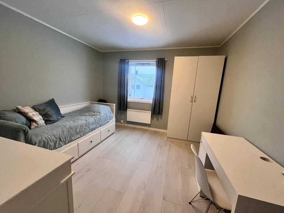 Bed, TV and multimedia, Bedroom
