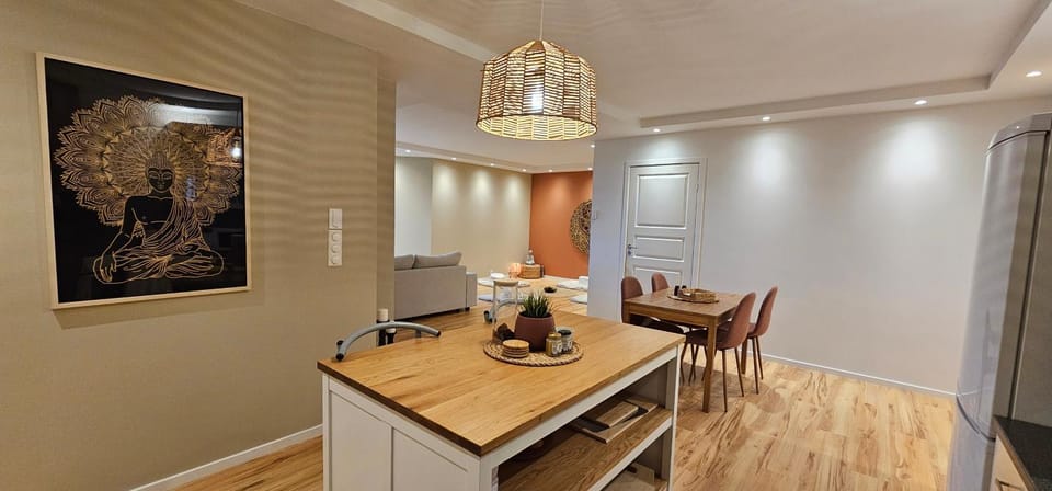 Kitchen or kitchenette, Seating area, Dining area