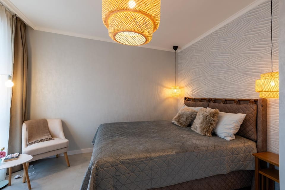 Bed, Seating area, Bedroom