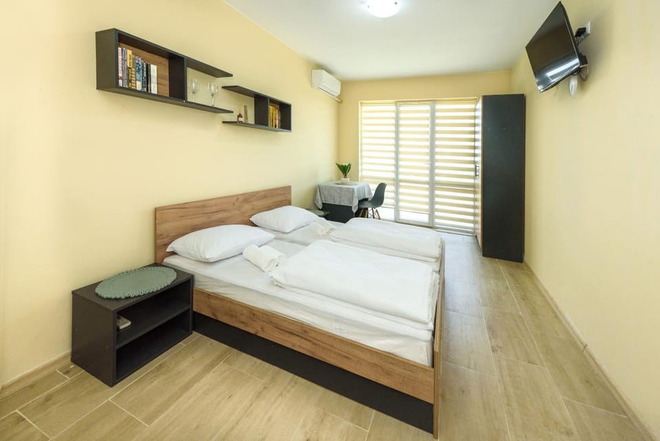 Bed, TV and multimedia, Bedroom