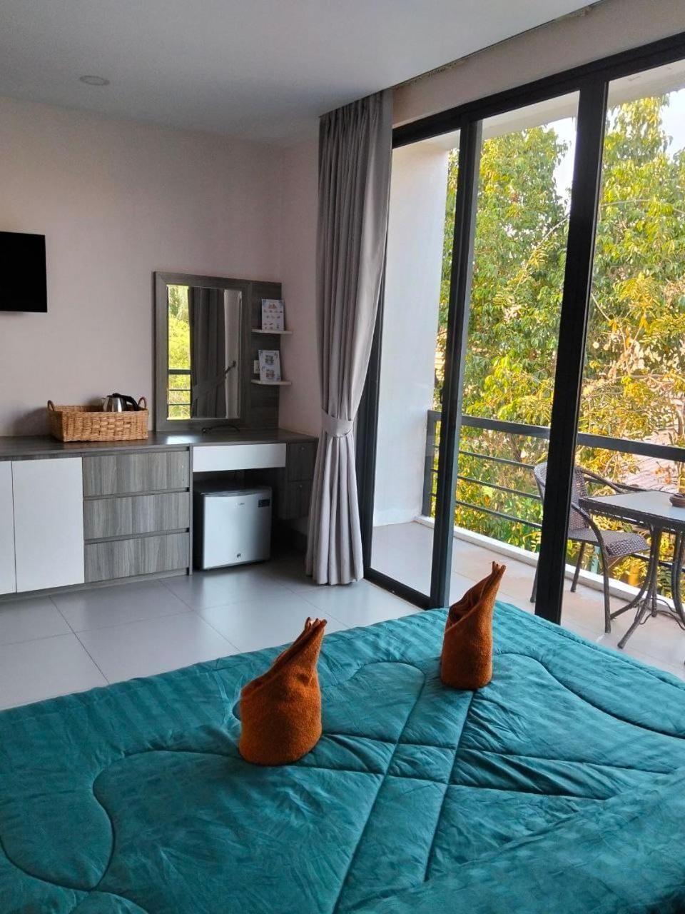Bed, TV and multimedia, View (from property/room), Balcony/Terrace, Photo of the whole room, minibar