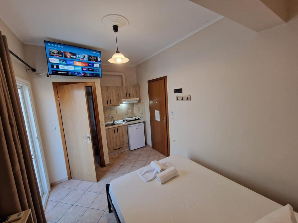 Bed, TV and multimedia, Photo of the whole room, Bedroom