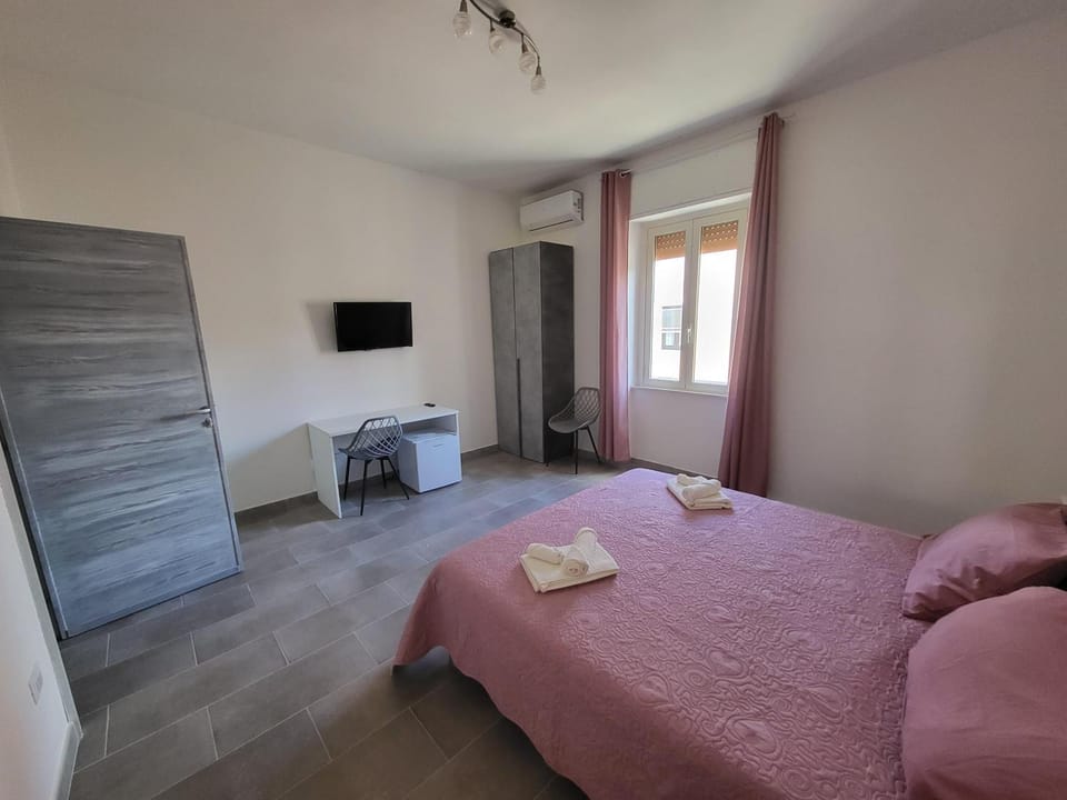 Bed, TV and multimedia, Photo of the whole room, Bedroom, towels, wardrobe