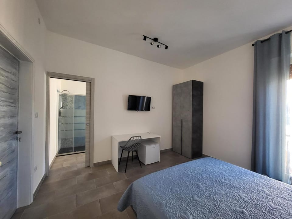 Bed, TV and multimedia, Photo of the whole room, Bedroom, wardrobe