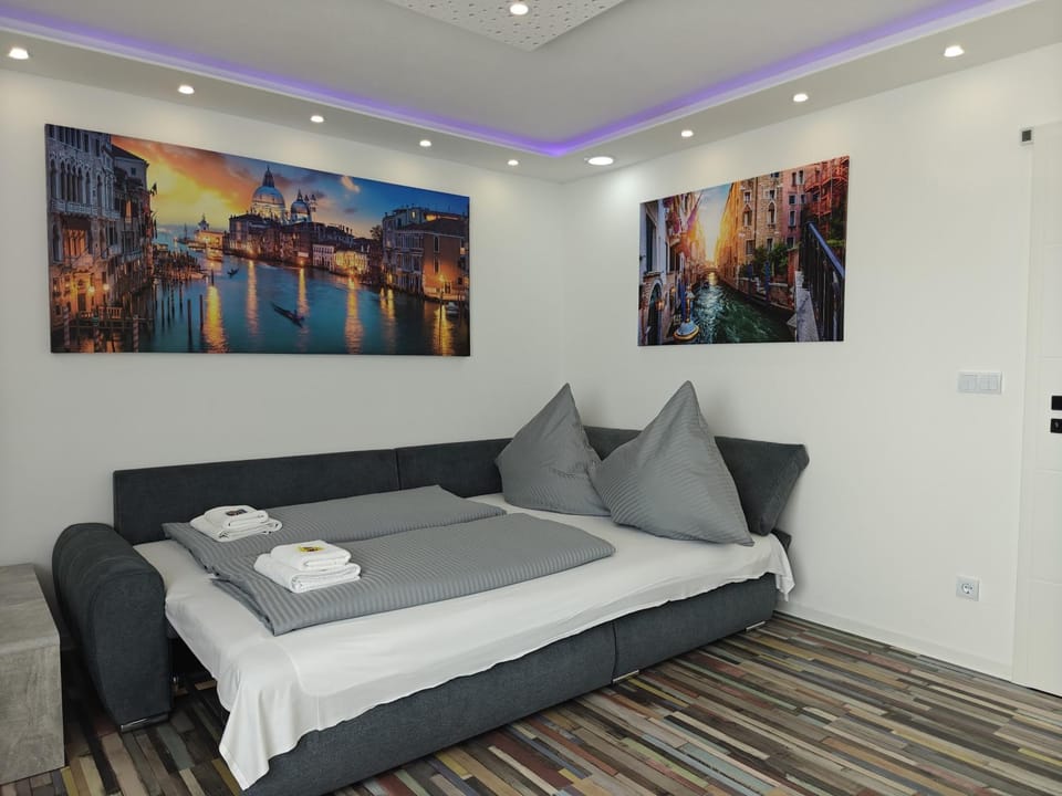 Bed, Living room, Photo of the whole room, Seating area