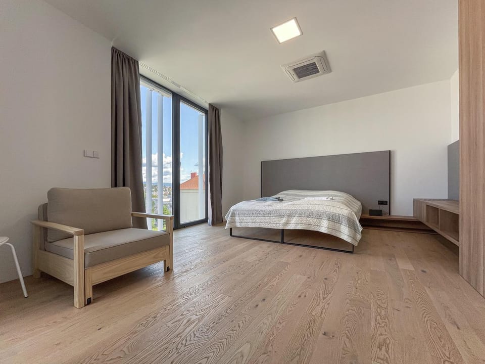 Bed, Seating area, Bedroom