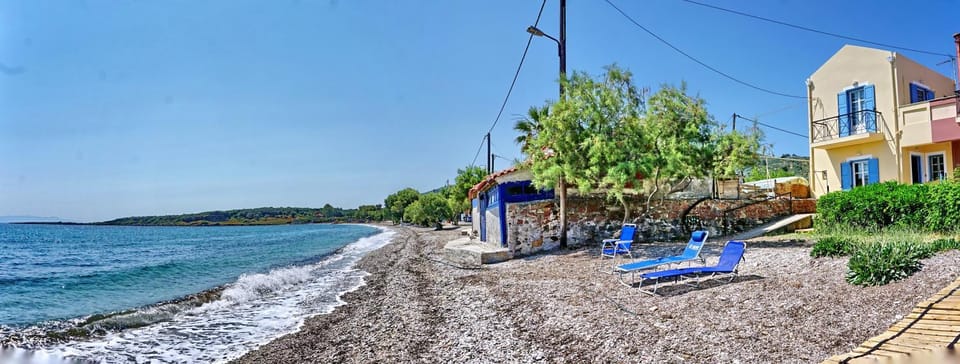 Property building, Day, Natural landscape, Beach, Sea view, sunbed
