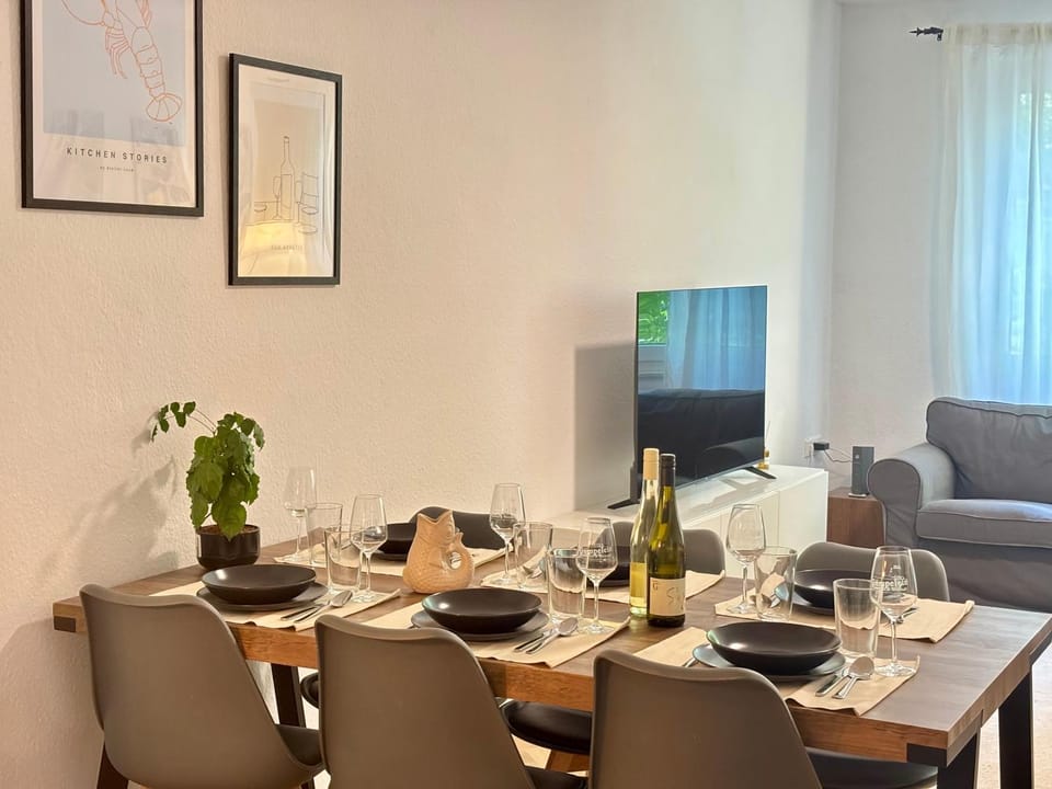 Food and drinks, Seating area, Dining area, Alcoholic drinks