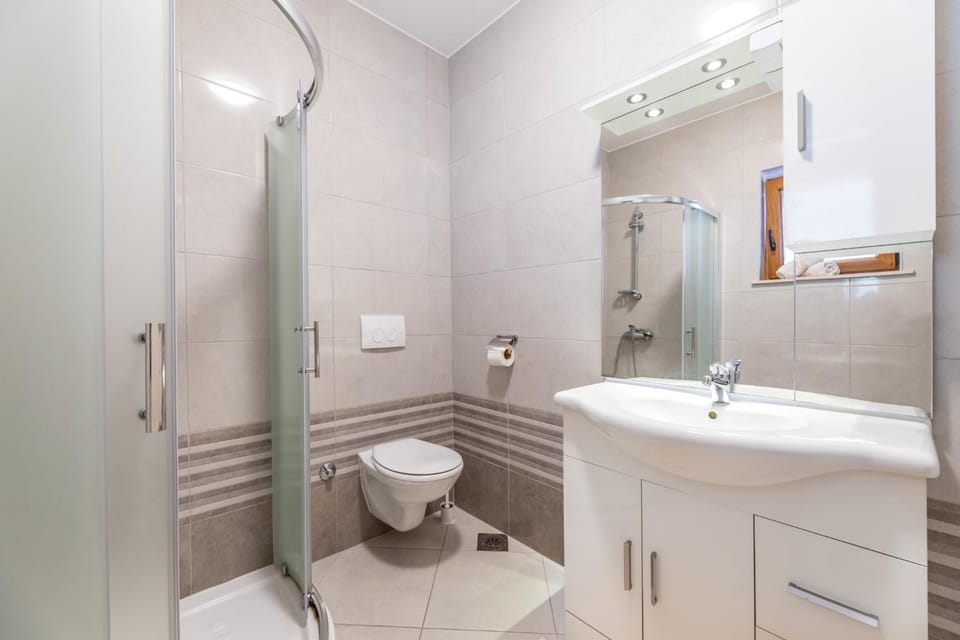 Shower, Toilet, Bathroom, towels