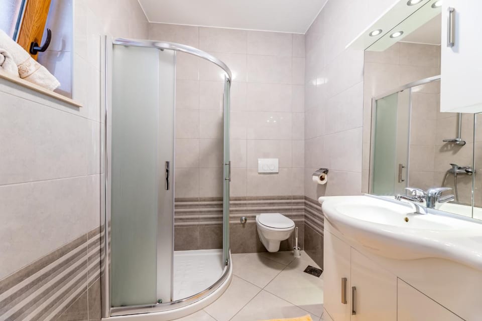 Shower, Toilet, Bathroom, towels