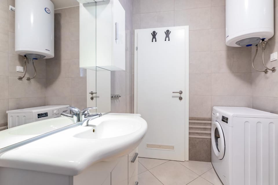 Bathroom, towels, washing machine