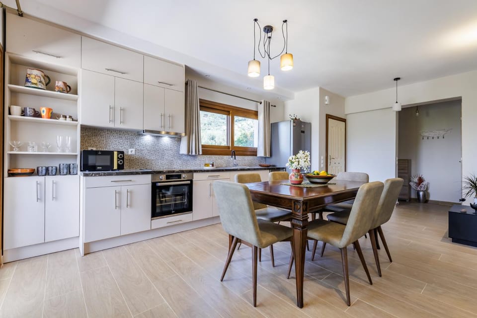 Kitchen or kitchenette, Dining area, oven, stove