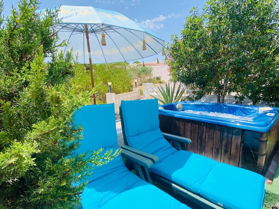 Patio, Natural landscape, Garden, Garden, Hot Tub, Balcony/Terrace, Garden view, Location, pet friendly, sunbed