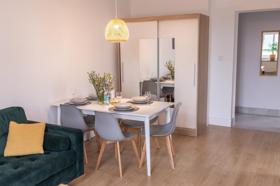 Seating area, Dining area, Meals, wardrobe