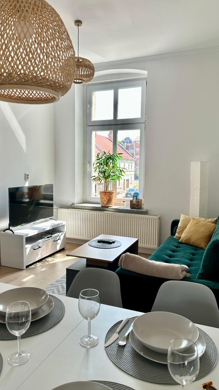 TV and multimedia, View (from property/room), Living room, Decorative detail, Seating area, Dining area, City view, internet