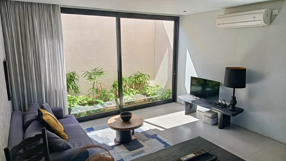 TV and multimedia, Living room, Seating area, air conditioner
